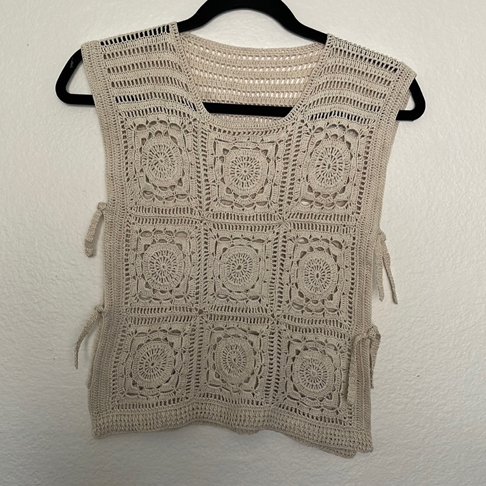 Made by hand. Size small. Color light cream.100% cotton. For teenager